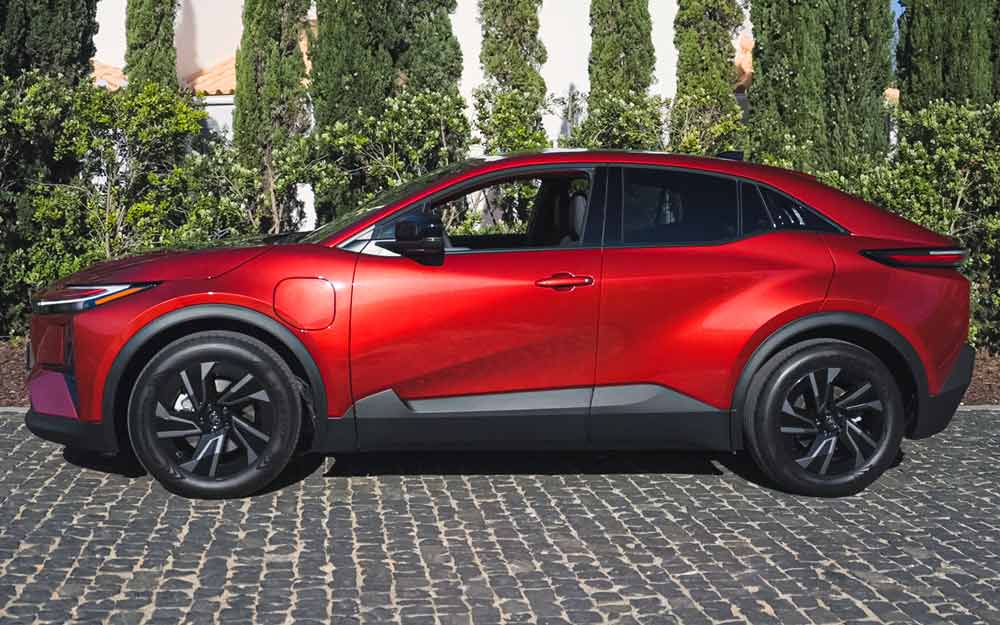 Laterale della Toyota C-HR Plus di Colore Rosso